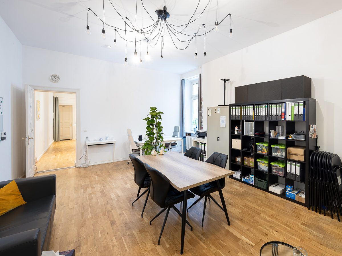 Heller Gemeinschaftsraum mit Tisch und Blick in den Flur